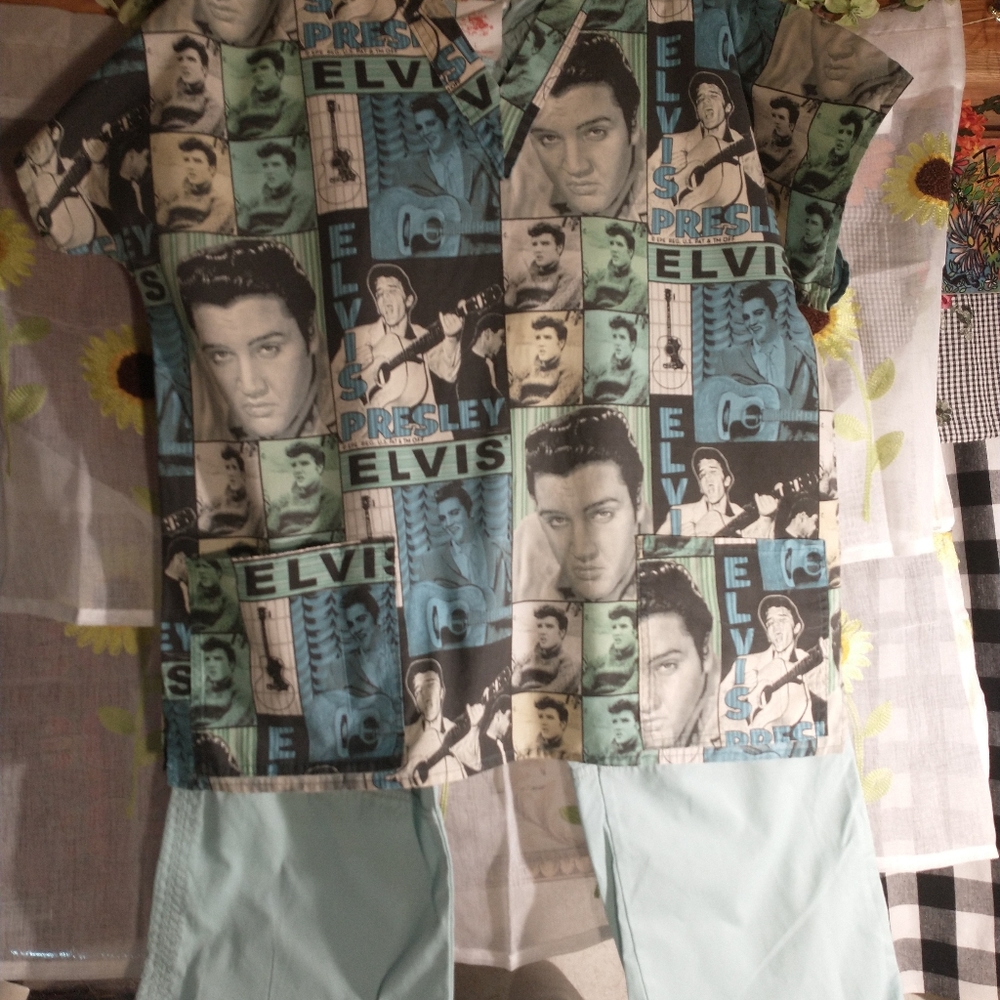 Elvis Presley/Koi Scrub Set Size LT